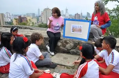 En lo alto de San Antonio, niños vivieron una ‘Fiesta de la lectura y la memoria’ sobre el Bicentenario de la Independencia