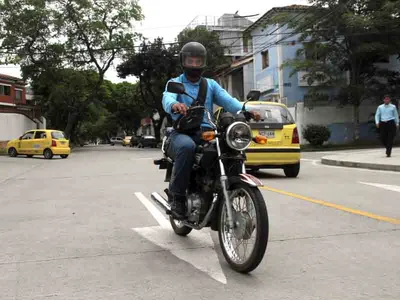 La primera Motovía en el país avanza para motociclistas y ciclistas caleños