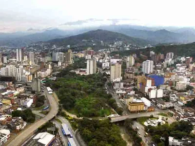 Nado sincronizado de Santiago de Cali ondea el tricolor patrio