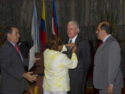 Vallecaucanos reciben condecoración por su aporte a la región