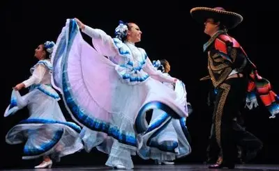 El teatro Los Cristales vibró con el folclor de Colombia, Chile, México y Ecuador