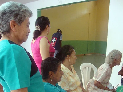 ESE Centro entrega ayudas a abuelitos necesitados del oriente caleño