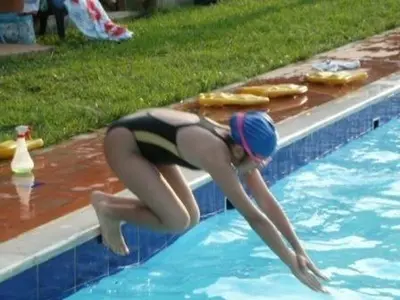 Jóvenes de los hogares de paso, en entrenamiento de natación