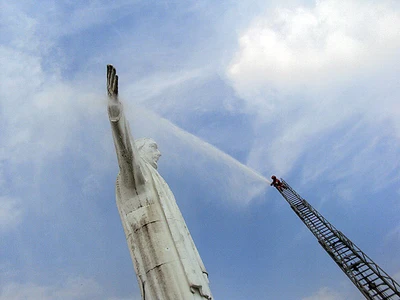 Enlucen a Cristo Rey, ícono de Cali que recibe a propios y a turistas con los brazos abiertos