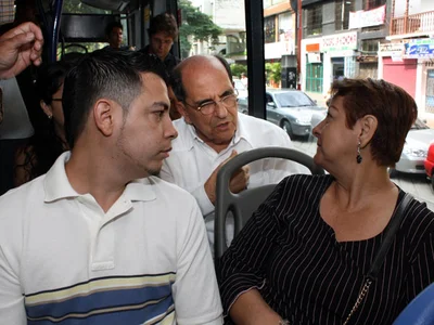 El Alcalde dialogó con pasajeros del MIO como un usuario más