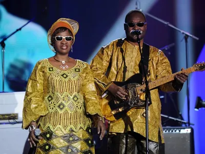 Teatro Los Cristales, con concierto de pareja africana y del grupo Herencia de Timbiquí