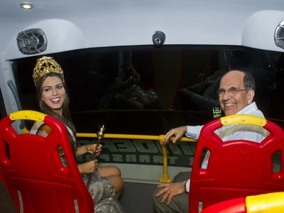 El Alcalde recibió a la reina de Colombia en un bus turístico