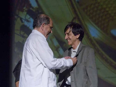 En ceremonia de gala por el Teatro Municipal, el Alcalde condecoró a reconocidos actores: uno de ellos, el alma del ‘Vivo Bobo’