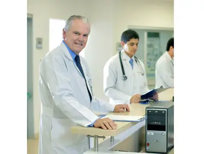 La Alcaldía condecoró a médico fundador de la Fundación Valle del Lili