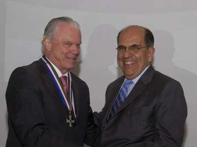 La Alcaldía condecoró a médico fundador de la Fundación Valle del Lili