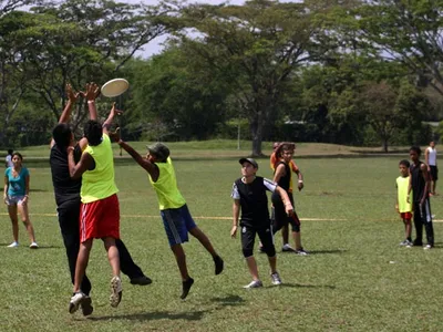 Estudiantes de instituciones oficiales promueven la convivencia jugando con discos voladores