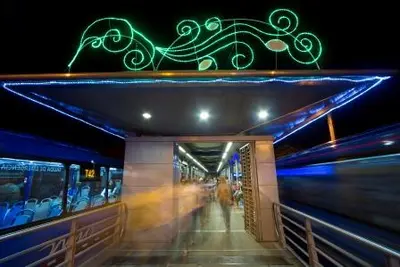 La Navidad se instala en el MIO; alumbrado navideño rodará en el masivo y por los parques