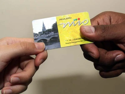 El MIO entrega tarjetas con un pasaje para ver el alumbrado