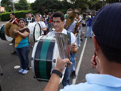 100 percusionistas empezaron a marcar el paso en la preparación del Salsódromo