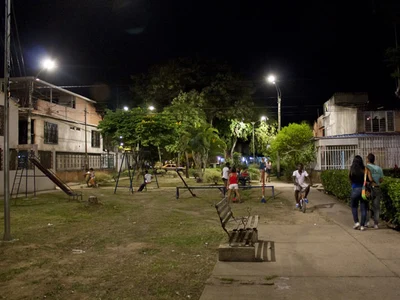 Con luz blanca, vuelve la seguridad a parque del barrio El Calipso