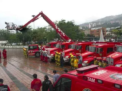 “Cali está a la vanguardia en vehículos y equipamiento a bomberos”: Alcalde