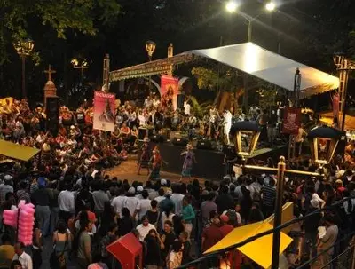 Prendas y artesanías, en una pasarela en la Loma de la Cruz