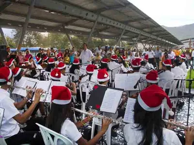 Cali Pachanguero, con sonidos de violonchelos y violines: concierto de la Orquesta Sinfónica Infantil y Juvenil Notas de Paz, en terminal del MIO