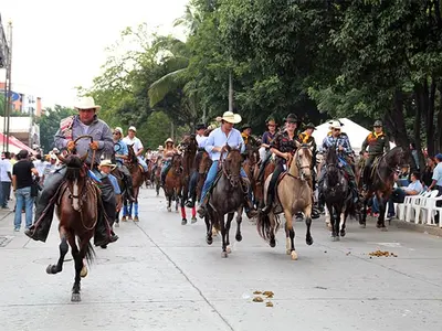 Multitudinaria cabalgata: más de 3 mil jinetes galoparon sin inconvenientes