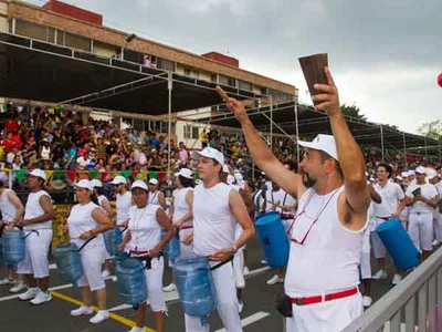120 percusionistas pusieron el ritmo en el Salsódromo con bongós, platillos y porrones