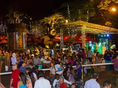 Caleños rematan programación de la Feria en las tascas de la Av. Colombia: masiva asistencia