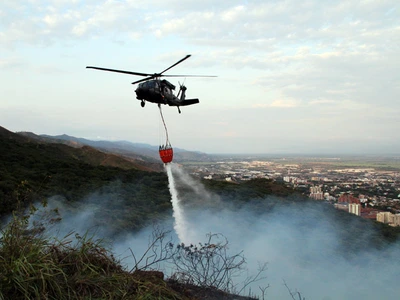 Con helicóptero de la Fuerza Aérea, se combaten emergencias; restricción para sobrevolar cerros tutelares