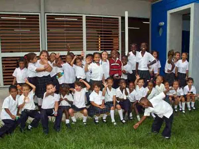 Este domingo, el colegio Isaías Duarte Cancino recibirá a la comunidad: habrá matrículas, vacunaciones y actos culturales