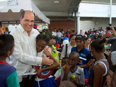 El Alcalde garantiza la seguridad en el colegio Isaías Duarte Cancino
