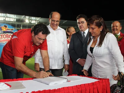 El Municipio y el América firmaron acuerdo para facilitar el pago de la deuda del equipo rojo