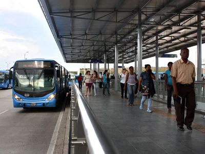 El Alcalde se reúne con delegados de Minhacienda y Mintransporte para garantizar servicio del MIO