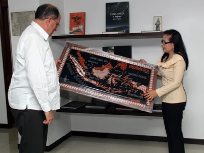 La educación y la caña de azúcar, le interesan a la embajadora de Indonesia