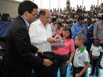 “Paquetes escolares traen esperanza a estudiantes de familias desplazadas”: Alcalde