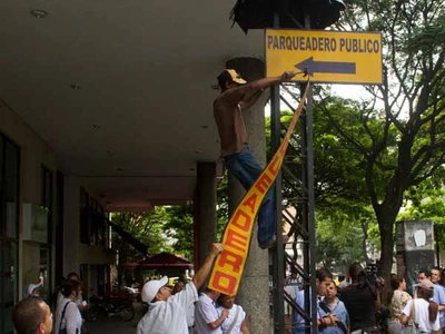 La Administración advierte a dueños de locales de la Av. 6N sobre publicidad irregular