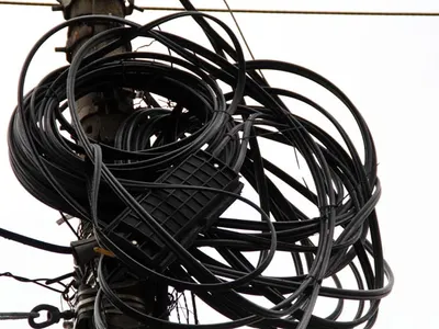 Planeación concertará con cableoperadores, el desmonte de exceso de cables en los postes