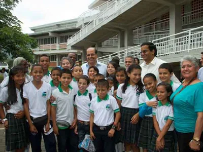 Voces de alegría por  la inauguración de la institución educativa Montebello