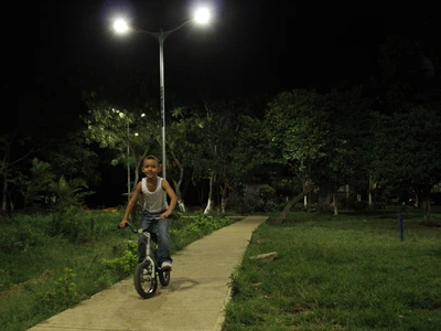 Habitantes de la Comuna 1 reconocen mejoras en su parque por la nueva iluminación