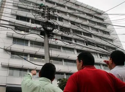 La Alcaldía sigue concertando con cableoperadores desmonte de cables que invaden el espacio aéreo