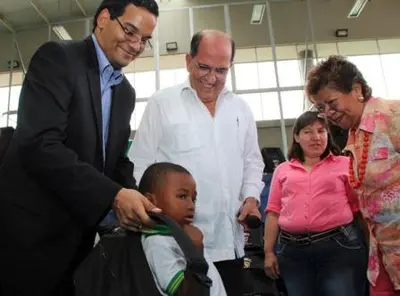 Secretaría de Educación continúa entrega de kits escolares a población víctima del conflicto armado