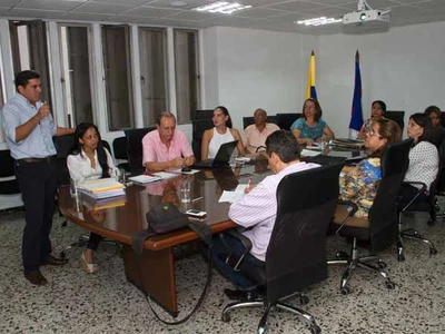 Profesionales de Centros de Atención Local Integrada  (CALI)en capacidad de orientar  a contribuyentes sobre el impuesto de industria y comercio