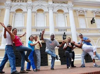 Bailar salsa no tiene límites: profesor invidente enseña a personas con discapacidad visual