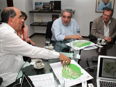El ganador del premio de arquitectura más importante del mundo orienta a la Alcaldía en planes para recuperar los cerros