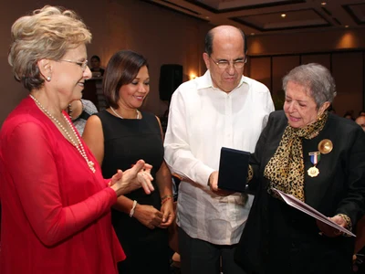 Reconocimiento a docente por 30 años de trayectoria y aporte al desarrollo de la ciudad