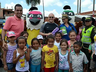 La Alcaldía entregó zapatos y juguetes a niños de la Comuna 21, con apoyo de empresas privadas
