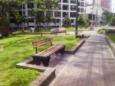 Ordenamiento Urbanístico cambia bancas del parque del barrio El Peñón