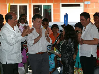 El presidente Santos, Minvivienda y el Alcalde entregaron las primeras casas gratuitas en Cali