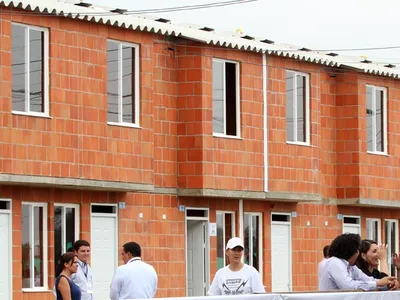 “La locomotora de la vivienda avanza superando el millón de casas para los colombianos”: Santos