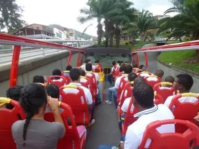 Menores de edad de los hogares de paso disfrutaron el Turisbús, recorriendo la ciudad