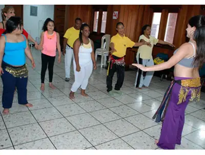 Población con discapacidad baila danza árabe en taller ofrecido en la sala Jorge Luis Borges del Centro Cultural de Cali