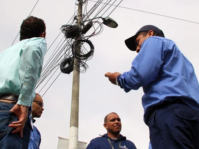 Avanza concertación con cableoperadores para desmontar cables en el sur de Cali