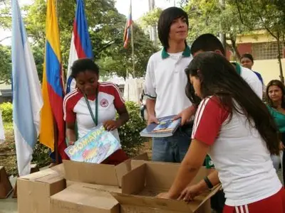 La ‘Caravana de la lectura’ sigue entregando libros a bibliotecas de instituciones educativas y de la Red de Bibliotecas Comunitarias